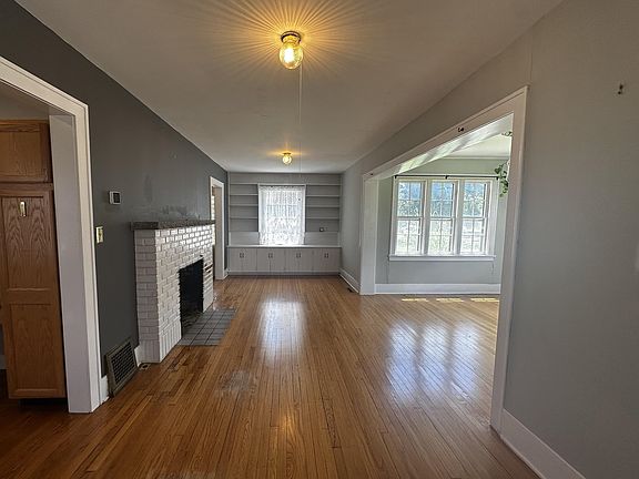 5th image of 213 W 21st St