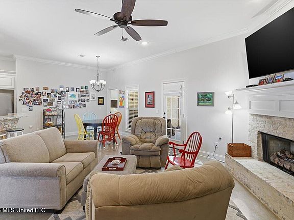 4th image of 668 Conti Dr