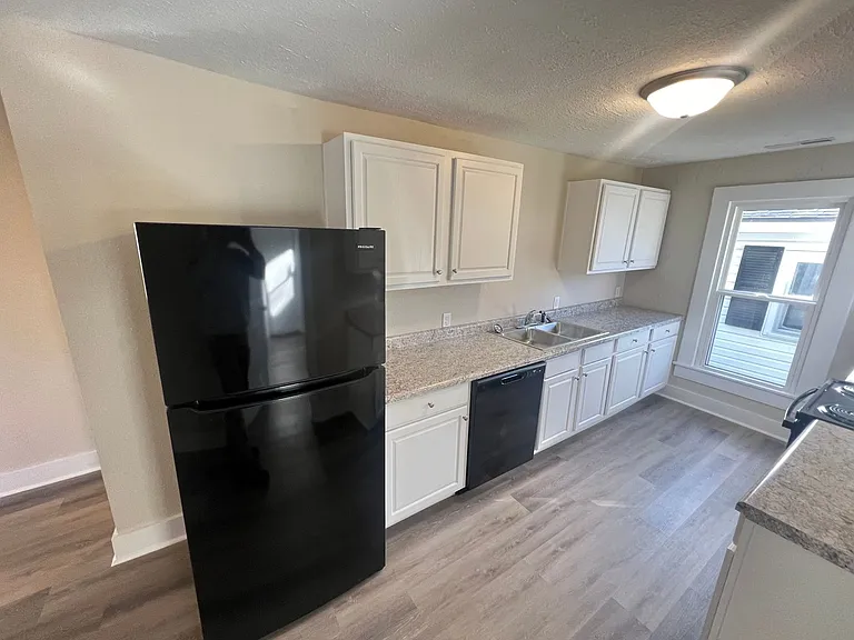 209 W College St — Photo 12