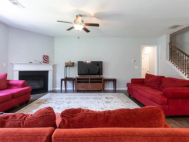 302 Pebblestone Ln — Photo 7