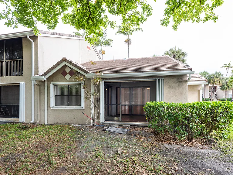 9641 Riverside Dr #F1 — Photo 16