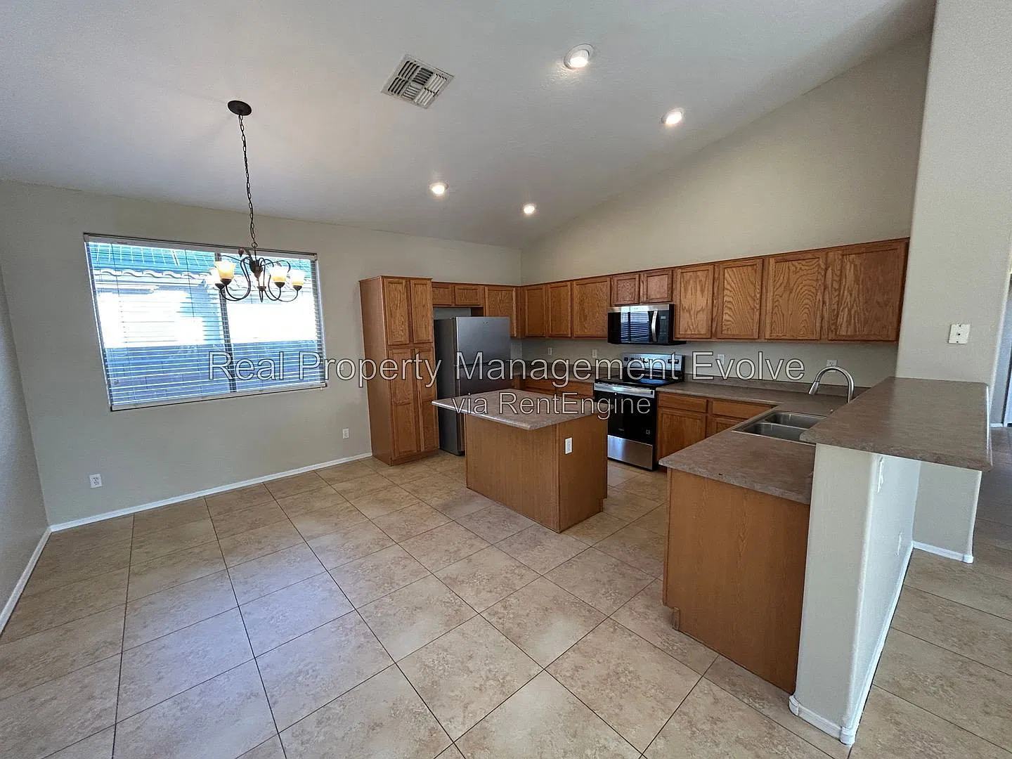 4 bed, 2.0 bath, 1691 sqft, $2,100 — Photo 2