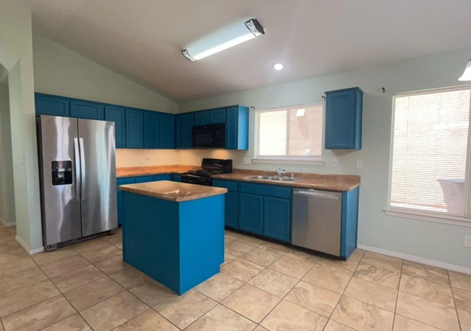 4 bed, 2.0 bath, 1523 sqft, $1,700 — Photo 2