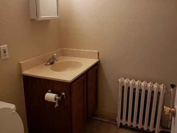 3rd image of 616 W 7th St