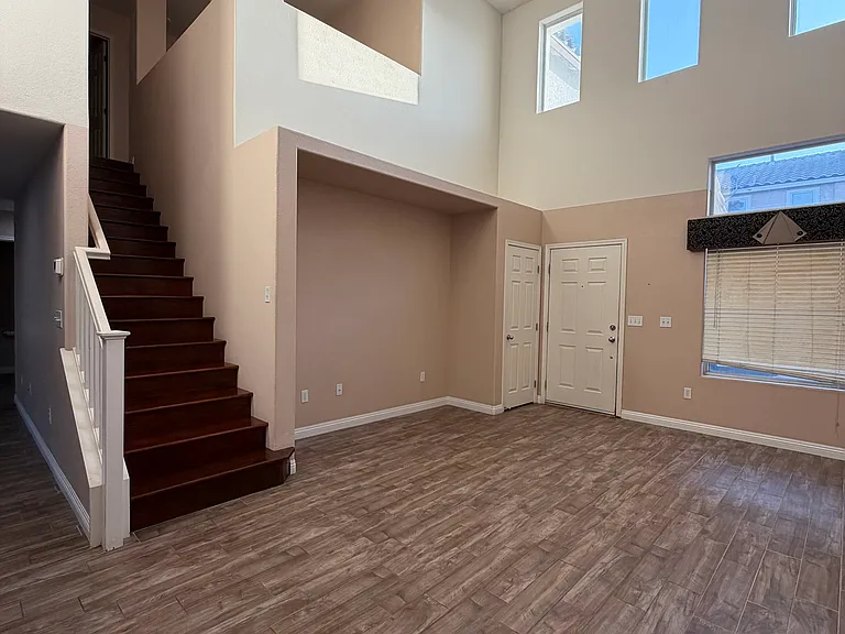 10424 Chandra Ave — Photo 3