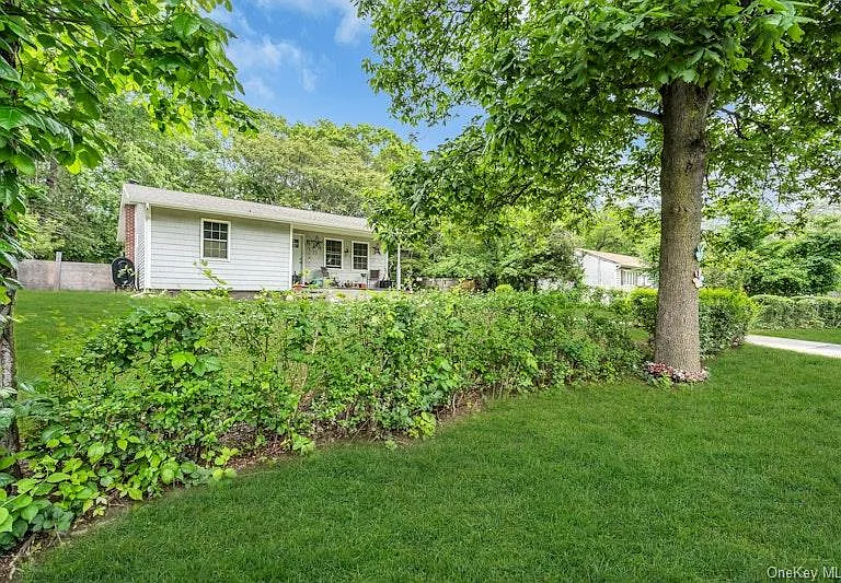 13 Carr Ln — Photo 1