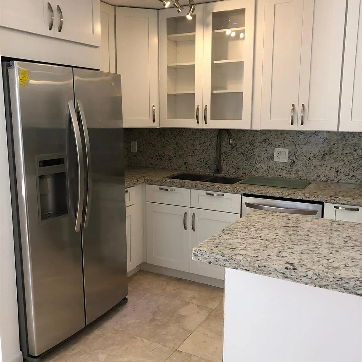 3 bed, 2.0 bath, 1388 sqft, $3,300 — Photo 3
