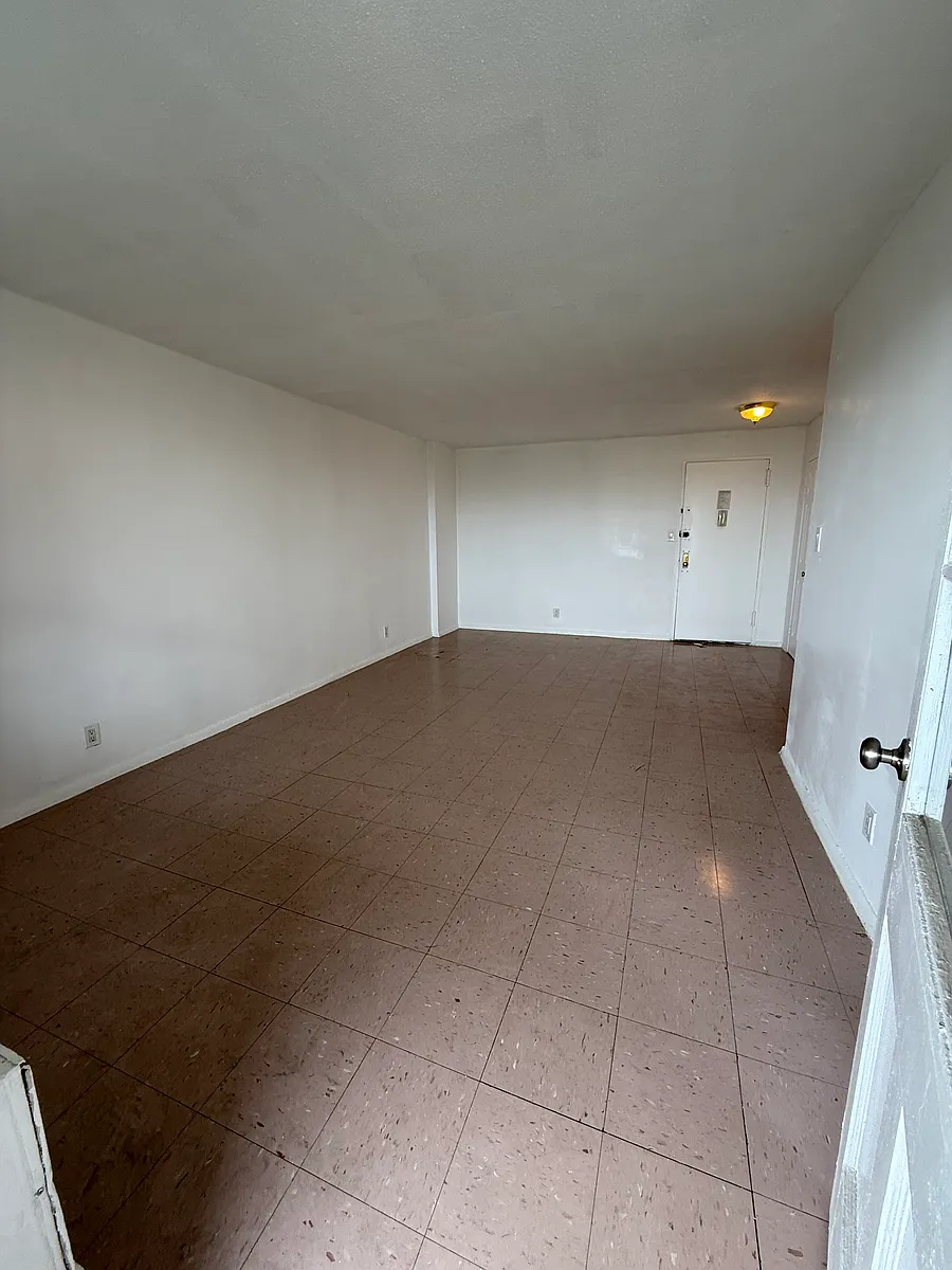 Building Photo - 2015 Bruckner Blvd #9K