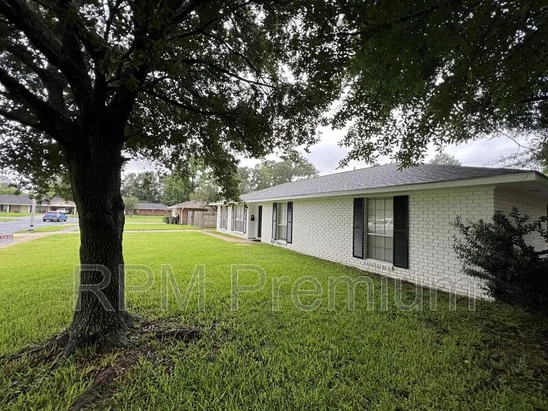 464 Wilton Dr — Photo 3