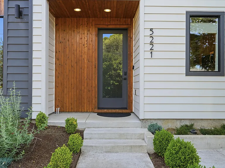 5221 N Maryland Ave — Photo 4