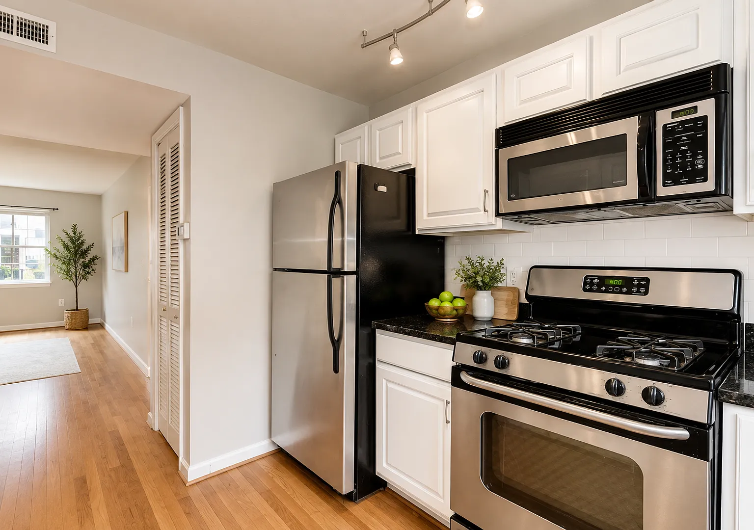 2026 Move-In Special $500 Lease Signing Bonus!! 2-Bedroom Condo In Ne Dc In-Unit W/D & Off-Street... — Photo 2