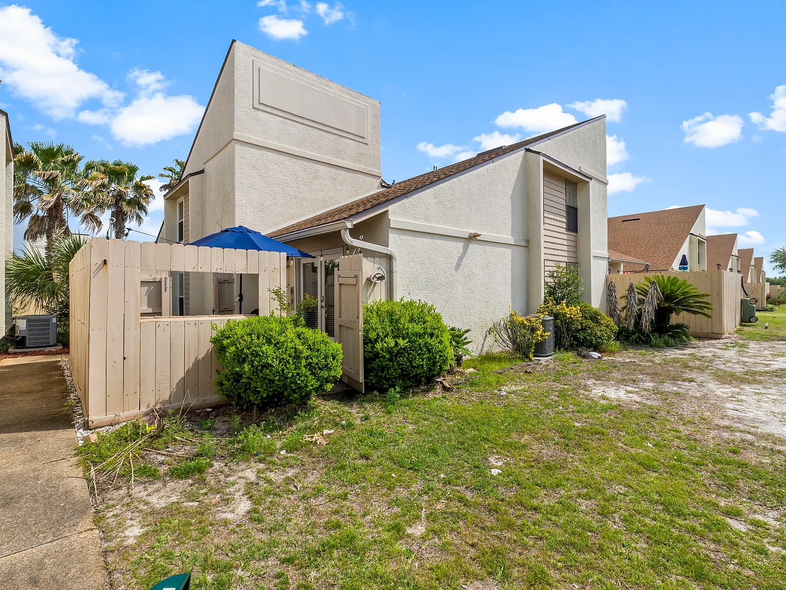 2 bed, 940 sqft, $2,400 — Photo 3