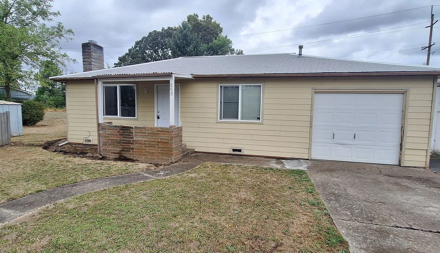 255 SE Bridgeway Ave. — Photo 1