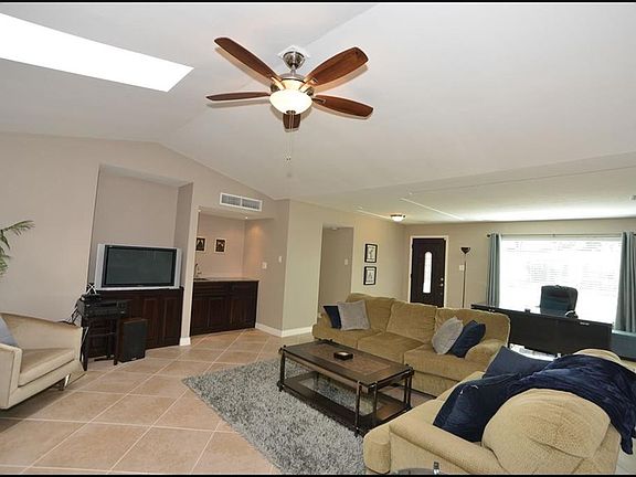 5th image of 725 Somerset Dr
