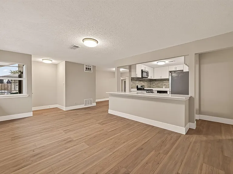 5833 Southlea St — Photo 7