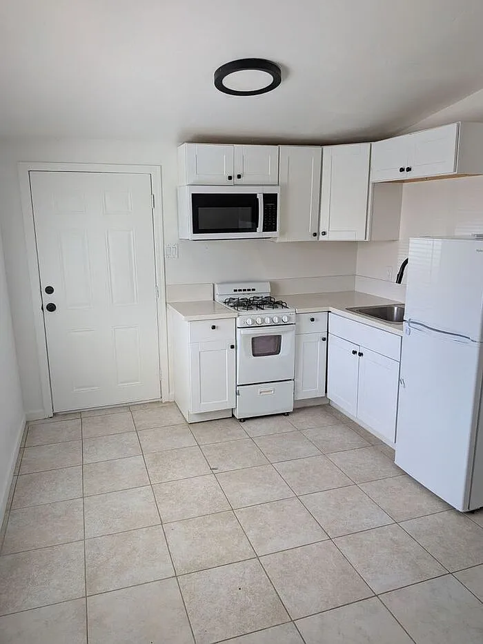 1 bed, 1.0 bath, 320 sqft, $995 — Photo 4