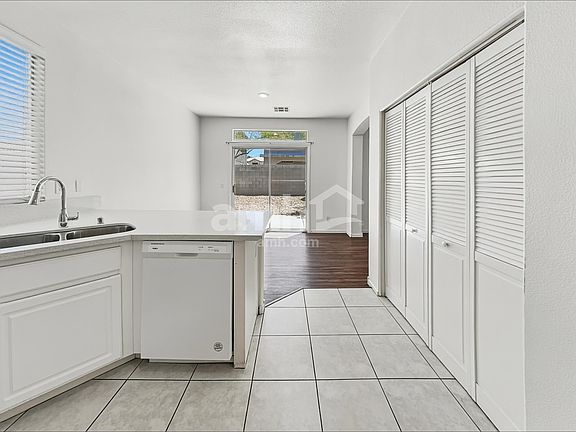 4th image of 1041 Sweeping Vine Ave
