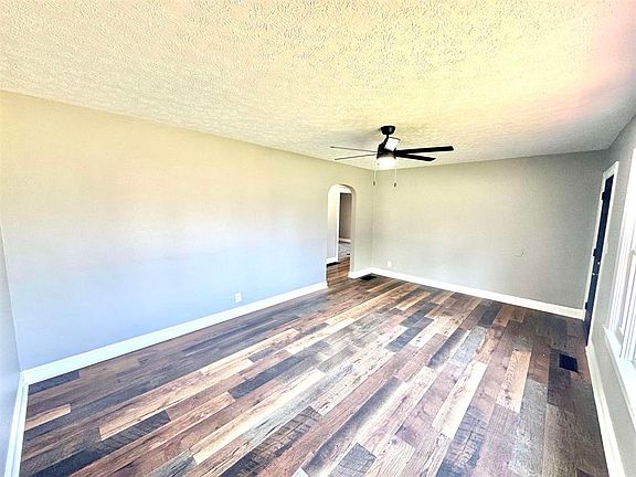 3rd image of 208 W Warwick Dr