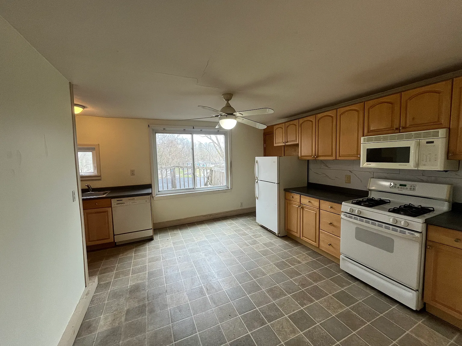 3 bed, 1000 sqft, $1,700 — Photo 2