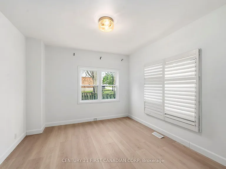 1326 Commissioners Rd W — Photo 17