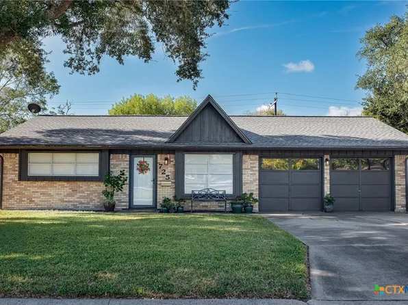 725 Willowick Dr, Port Lavaca, TX 77979