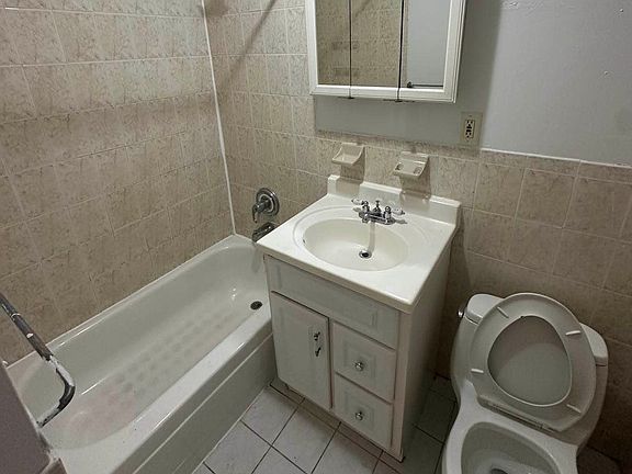 5th image of 548 W 50th St APT 2FE