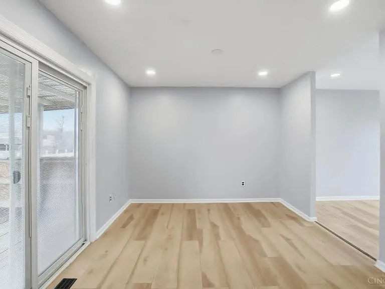 9925 Grasscreek Ct — Photo 10