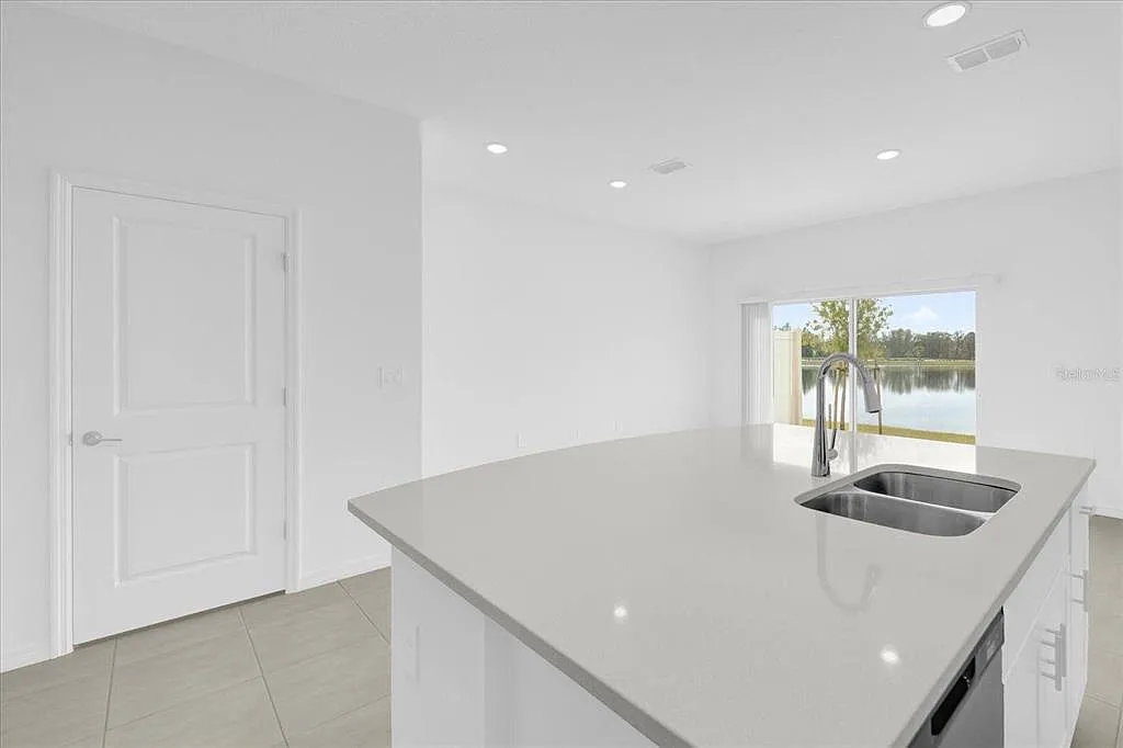 3 bed, 2.5 bath, 1407 sqft, $2,000 — Photo 2