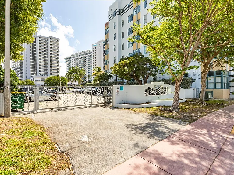 2421 Lake Pancoast Dr #7A — Photo 28