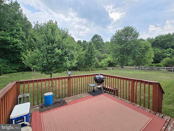 4th image of 151 Fox Run Dr
