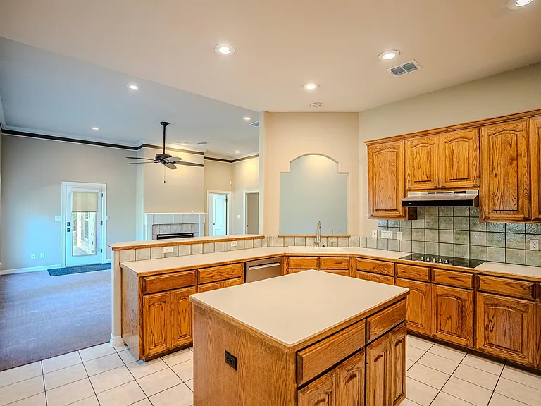 218 Hazeltine Dr — Photo 8