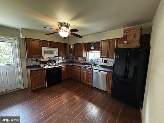 4th image of 30 Forest Ave