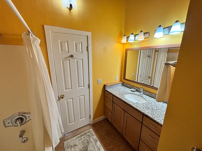 En suite bathroom attached to main bedroom. Tub/shower, granite vanity sink.