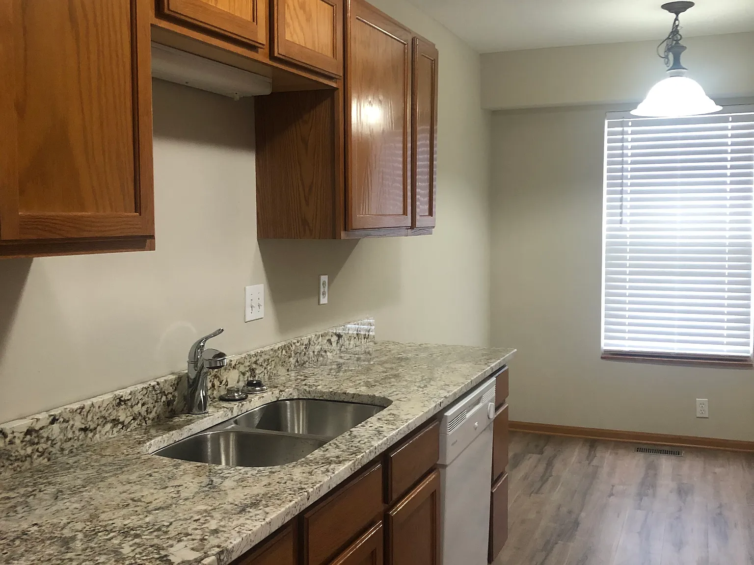 3 bed, 1400 sqft, $1,850 — Photo 2
