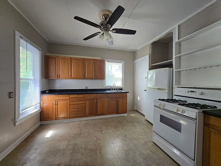 235 Henrietta St — Photo 4