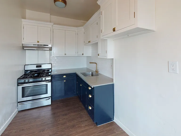 Guntharp Apartments — Photo 9
