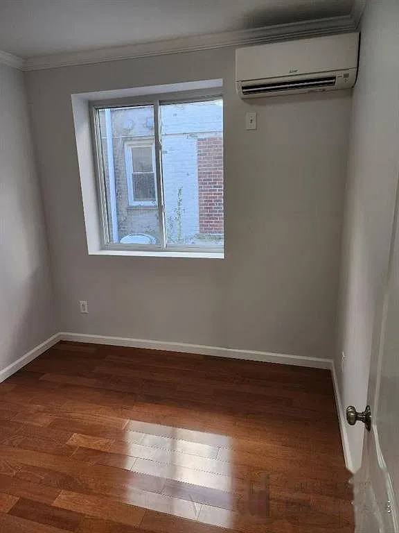 3 bed, 1.0 bath, 800 sqft, $3,400 — Photo 2