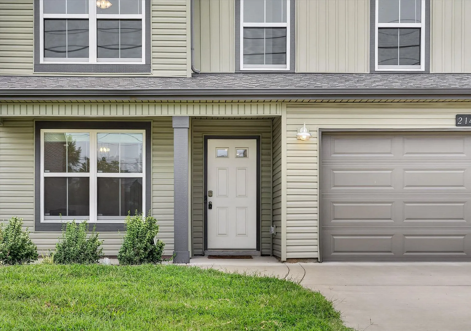 Pet Friendly Three Bedroom! — Photo 4