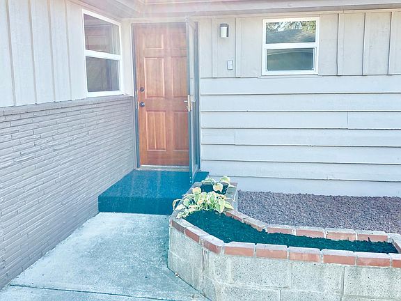 3rd image of 621 SW 132nd St
