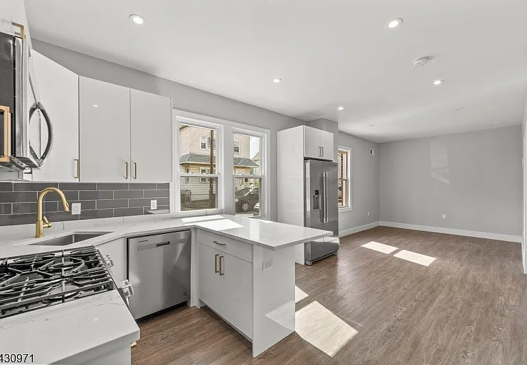 59 Locust Ave #1R — Photo 1