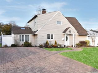 230 Twin Ln E, Wantagh, NY 11793