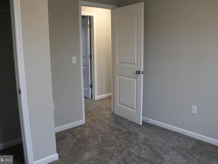 644 N College St — Photo 7