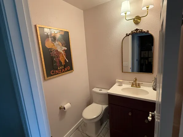 6611 S 238th Pl APT J105, Kent, WA 98032