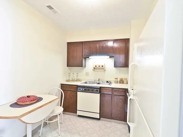 Woodlake Village Apartments — Photo 13