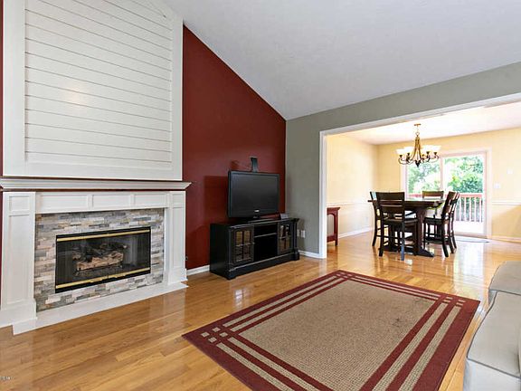 3rd image of 4633 Oak Pointe Dr