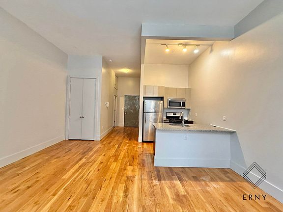 2nd image of 70 Kosciuszko St APT 2B