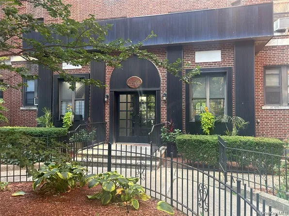 155-01 90th Ave APT 2F, Jamaica, NY 11432