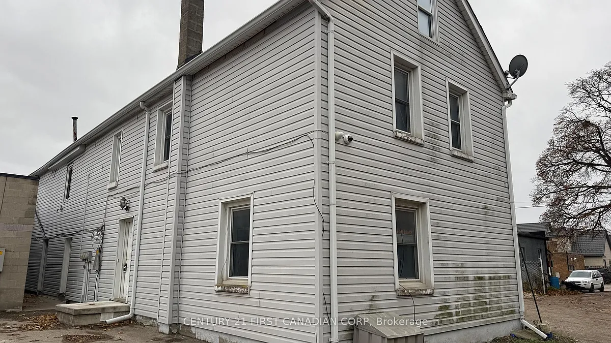 Building Photo - 1072 Dundas St #3