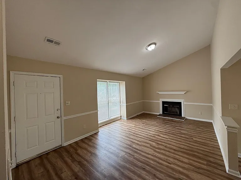 4720 Matt Dr — Photo 2