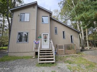 492 Country Place Dr, Tobyhanna, PA 18466